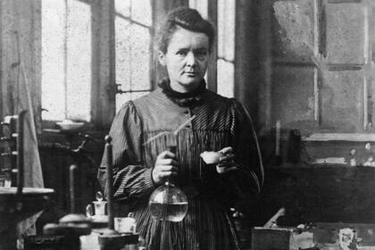 No hay imágenes de Marie Curie sonriente. El gesto era ese entonces considerado una ofensa.