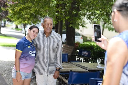 “No hay otra ciudad futbolera como Rosario. Con sus desbordes, sí, pero única”, dice Miguel, saludado a cada paso en la calle