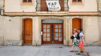 "No hay pisos turísticos", lee un letrero en un edificio residencial de Barcelona.