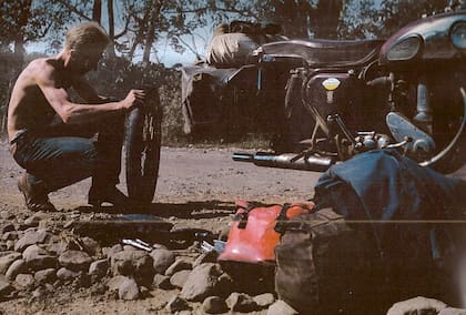 "No hay problema sin solución", escribe Raemdonck en sus diarios. En la foto se lo ve arreglando su moto durante su viaje de mochilero.