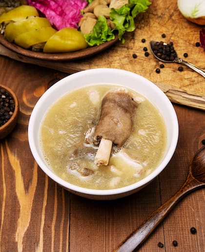 No hay pruebas de que el caldo de huesos tenga un impacto significativo (Foto: Freepik)