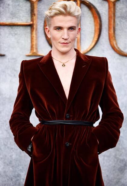 "No he visto Game Of Thrones", dijo Ewan Mitchell en una entrevista con ComicBook después de que la publicación le preguntara con quién de la serie original querría que interactuara su personaje, el príncipe Aemond Targaryen. "Tengo que hacer una confesión. Nunca la he visto y no quería verla al meterme en este papel", añadió