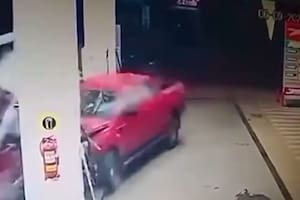 Un conductor alcoholizado chocó contra un surtidor y generó pánico en la madrugada