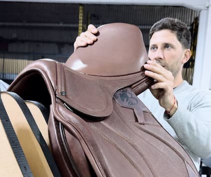 No iba a quedarse de los brazos cruzados y volvió a apostar: “Conseguí otro tallerista que se quería ir de la fábrica. Y así, hace trece años, casi sin nada pero con muchas ganas, empecé a fabricar mis primeras monturas en un garaje que estaba en el fondo de la casa de un tío abuelo en Bella Vista"