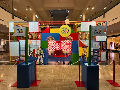 No importa la edad: todo amante de "Toy Story" querrá pasar a visitar esta kermesse interactiva.