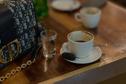 No importa tanto la bebida que se elija, sino lo que sucede cuando la entrevista termina