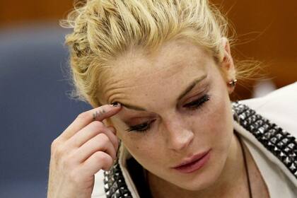 En la imagen, Lindsay Lohan escucha, preocupada, la sentencia que dictó la corte de Beverly Hills, California, por conducir ebria
