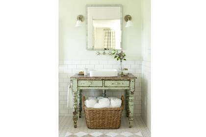 ¡No lo tires! El escritorio antiguo de la abuelo puede transformarse en un vanitory romántico como el que aparece en esta imagen