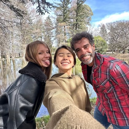 “No me costó ensamblar la familia porque vengo de una familia ensamblada. Todo tiene que manejarse con mucha armonía, tiene que haber mucho respeto y entender que hay niños de por medio”, remarcó la actriz sobre su vínculo con Rufina Cabré, la hija de su pareja con China Suárez