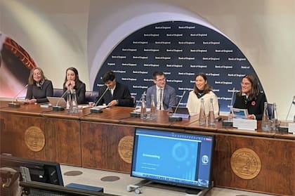 "No me olvido de la chica de hace 10 años que escuchó por primera vez la expresión FMI, deuda pública, reestructuración, y de la curiosidad que le despertó en su interior el impacto de éstas en el día a día de la gente".