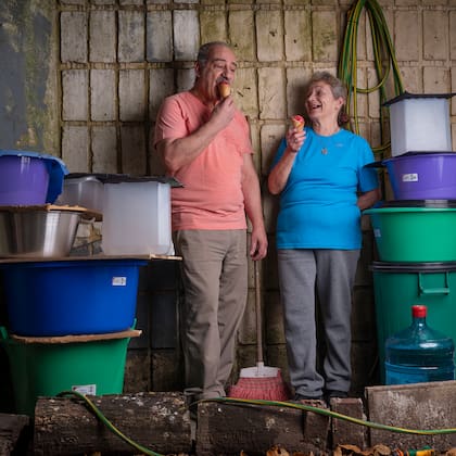 Arturo, trabaja como encargado en un edificio en Buenos Aires. Almacena agua en verano por si se corta la luz, para poder limpiar el edificio "Hace unos anos empezamos a tapar los recipientes de agua, Es nuestra nueva realidad, y como comunidad debemos trabajar juntos para controlarlos"