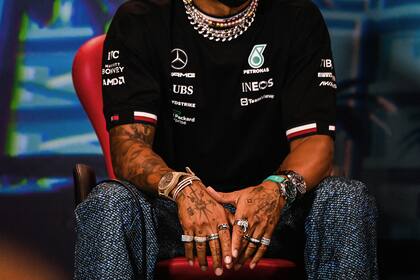 “No pude ponerme más joyas hoy’', señaló el heptacampeón mundial en el medio de las prácticas de la Fórmula 1 en Estados Unidos.  (Photo by CHANDAN KHANNA / AFP)
