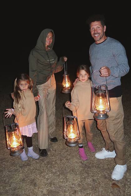 “No puedo creer que estemos los cuatro juntos en Sudáfrica, tan lejos de nuestra casa y tan unidos”, comentó la modelo sobre su viaje familiar.