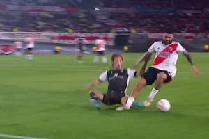No queda claro su Schor arrastra el pie del futbolista de River Elías Gómez, pero el árbitro del partido cobró penal sin ir a ver las imágenes al VAR