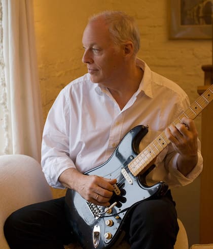 “No quería ser demasiado viejo y tener un montón de guitarras sin hacer nada”, dice Gilmour. “Y francamente, muchas de ellas son guitarras que no tengo tiempo para tocarlas lo suficiente. Le van a dar alegría a otra gente.”