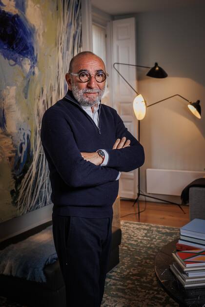 "No recuerdo en mi vida una explosión de artistas jóvenes como la que está ocurriendo en los últimos diez o quince años", observa Dani Levinas, junto a una pintura de la artista boliviano-estadounidense Donna Huanca