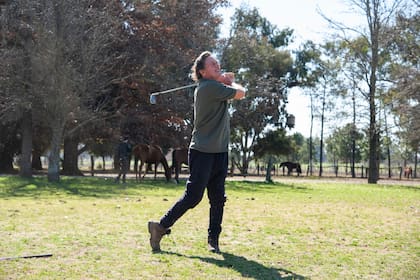 No se considera profesor, pero Ramiro le enseña a jugar al golf a muchos conocidos que van a la estancia