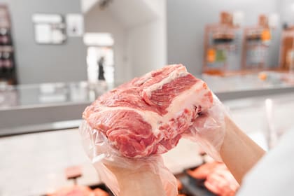 No se debe volver a congelar la carne una vez que ya se sacó del freezer (Foto: Freepik)