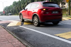 A qué velocidad se debería tomar con el auto una loma de burro
