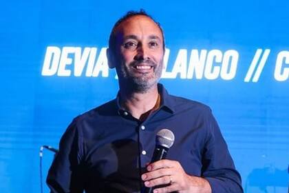 "No se está eligiendo a un futbolista sino a quién va a dirigir los destinos de la institución", advirtió Christian Devia, el secretario general de Racing y candidato a presidente por el oficialismo, en la lista que encabeza Blanco.