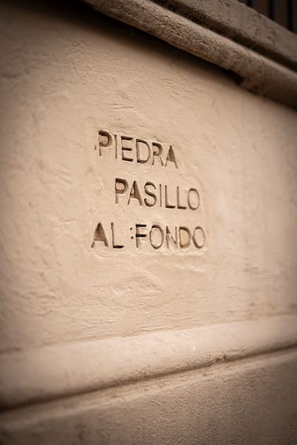 No se nota a simple vista, pero está. El nombre Piedra Pasillo se refiere a un recorrido, a la materia y a lo real. Al Fondo es el nombre del bar escondido, del que nada en la fachada da pistas.