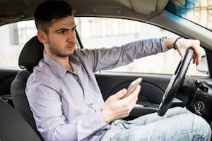 Qué dice la ley en Florida sobre el uso del celular al volante