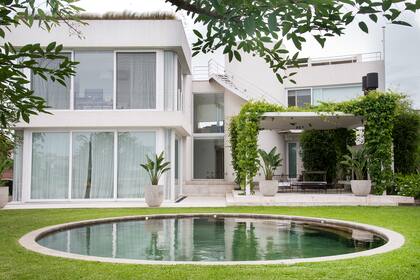 No se realizó conexión peatonal para reforzar la idea de un estanque circular. Se revistió con hormigón de obra, con su tono gris oscuro que logra reflejar el cielo y actuar como un verdadero espejo