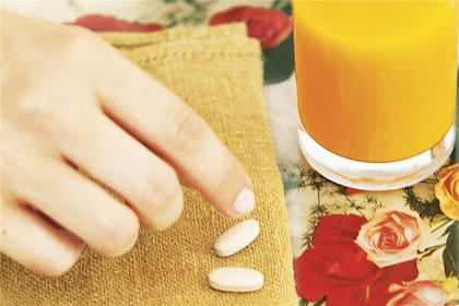 No se recomienda mezclar medicamentos con jugos de frutas