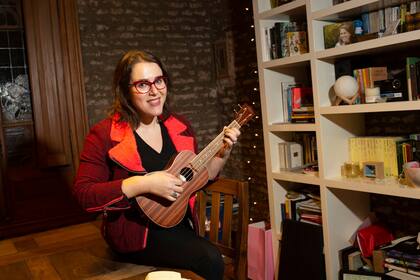 "No sé relacionarme con gente que no tiene humor. Lo vivo como un defecto también, pero no sé cómo manejarme con la gente seria, no sé de qué hablar, quedo pagando, digo un chiste que no va. Hasta en los peores momentos, me río", asegura