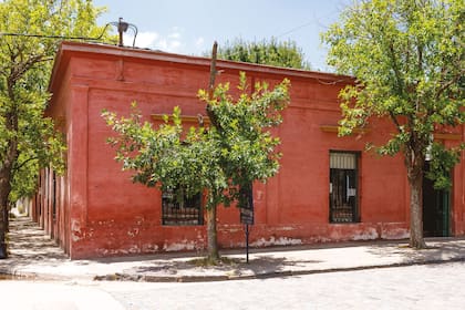No se sabe la fecha exacta de su construcción, pero es seguro que la casa donde está el local de platería de Gustavo Stagnaro y el taller de su hija se hizo antes de la Ley de Ochavas de 1821.