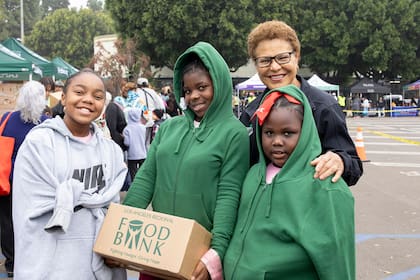 No se tiene que demostrar la ciudadanía estadounidense para recibir las despensas (Facebook/Los Angeles Regional Food Bank)