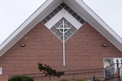 No sería la primera vez que la iglesia funciona como refugio para migrantes