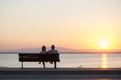 No sirve exponerse al sol a través de una ventana o de un vidrio, y no es necesario forzar la vista mirándolo directamente