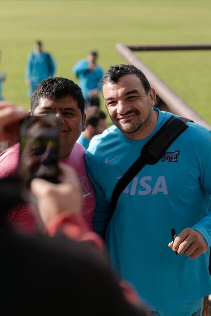 No solamente los chicos se tomaron fotos con los jugadores de la selección; el retornado Agustín Creevy es uno de los favoritos de la gente.
