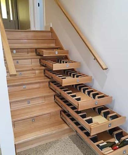No solo el hueco: los escalones pueden transformarse en cajones para guardar botellas