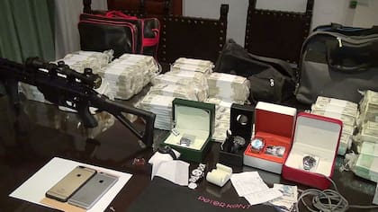 Por el llamado de Ojeda a la policía se descubrió a López intentando esconder en el convento 9 millones de dólares, miles de pesos y euros, varios rolex y un arma