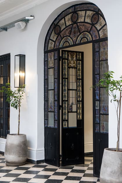 No solo las puertas eran altas en las construcciones antiguas sino que también se enmarcaban con diseño de herrería o vitreaux