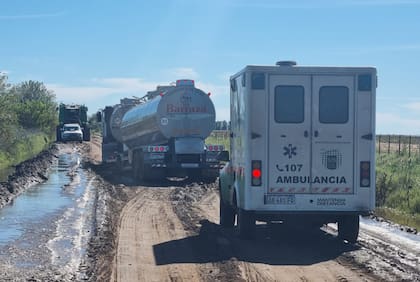 "No solo no podemos sacar la producción, no puede transitar una ambulancia por una emergencia médica, no pueden ir las maestras a dar clase ni los chicos tomar clase. Hay lugares en donde solo se puede pasar a caballo en pleno siglo XXI", denunciaron los productores