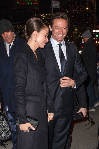 No solo ya no ocultan su amor sino que se adaptaron a la perfección a mostrarlo en cuanto evento y alfombra roja se les presente. Hugh Jackman y su novia Sutton Foster lucieron enamorados y muy sonrientes en la entrada del club neoyorquino ZZ. Es más, esperaron su turno para ingresar y disfrutar de su salida como el resto de los presentes