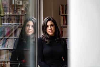 "No soy historiadora, ni socióloga, tampoco politóloga, pero sí escribo y estoy todo el tiempo observando, atenta a lo que se dice y a lo que no. Estamos viviendo un clima de pre guerra", reflexiona la escritora que vive en Francia.