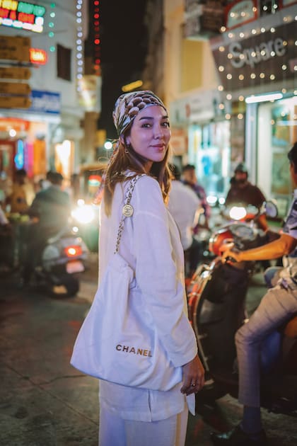 “No soy una viajera liviana, tengo dos valijas grandes que van conmigo adonde vaya y también me gusta comprar, ¿a quién no?”, dice.
