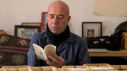 "No te aferres a una biblioteca", recomienda el escritor mexicano Mario Bellatin