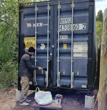 No tener que tomar auto, y caminar 20 metros para llegar a su trabajo es lo que lo motivó a adquirir un container para su micro panadería