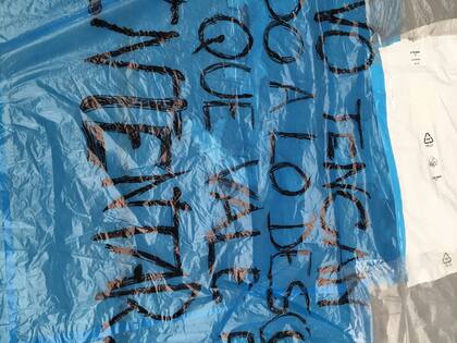 "No tengan miedo a lo desconocido, lo que vale es intentar", una de las frases escritas sobre las bolsas