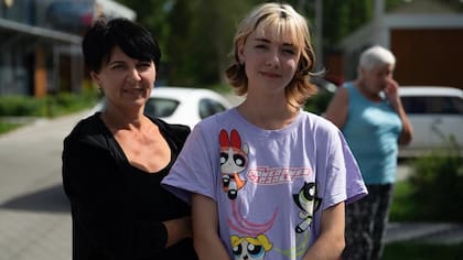 "No tengo muchas esperanzas": Valeria (derecha) teme que nada cambie tras las conversaciones de Alaska.