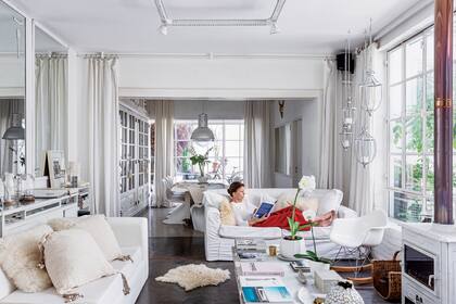 “No tengo nada solo por decoración. Me rodeo de objetos significativos para mí: la única premisa es que estén dentro de la paleta del ambiente.”