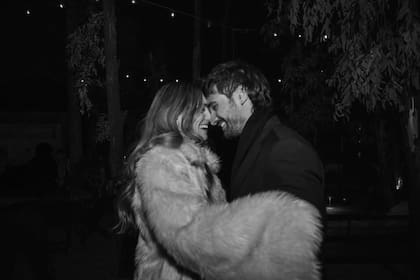 "No tengo palabras. Solo amor que me rebalsa del corazón. Voy a compartir mucho de esta celebración de mi amor con Mil (sos el amor de mi vida)", expresó la artista en sus redes sociales al compartir algunas imágenes de su casamiento