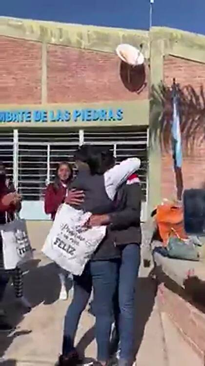 No tenía para la ropa de egresado y sus compañeros le dieron la sorpresa