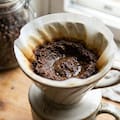 Para qué sirve mezclar café usado y bicarbonato de sodio