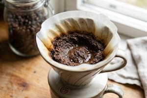 Para qué sirve mezclar café usado y bicarbonato de sodio